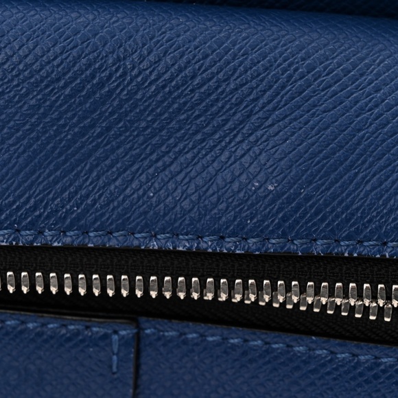 authentic LOUIS VUITTON Taiga Outdoor Messenger - Picture 11 of 13